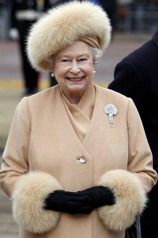 queen-elizabeth-II-fur-fashion