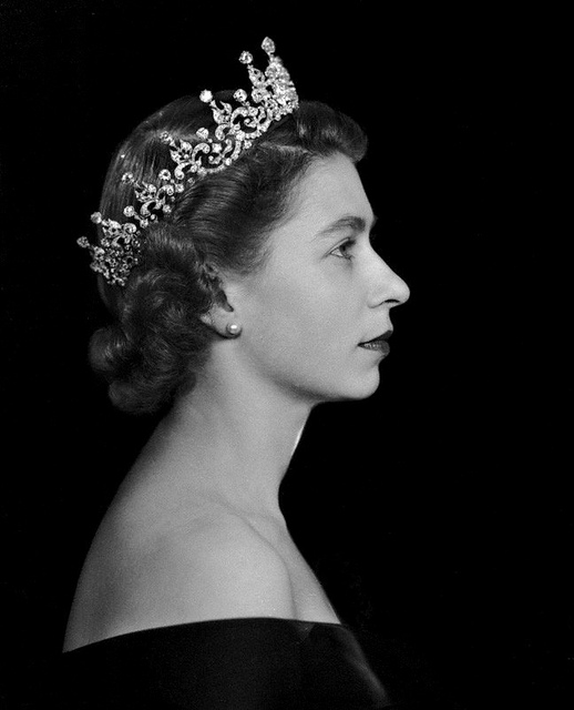queen-elizabeth-II-portrait-crown