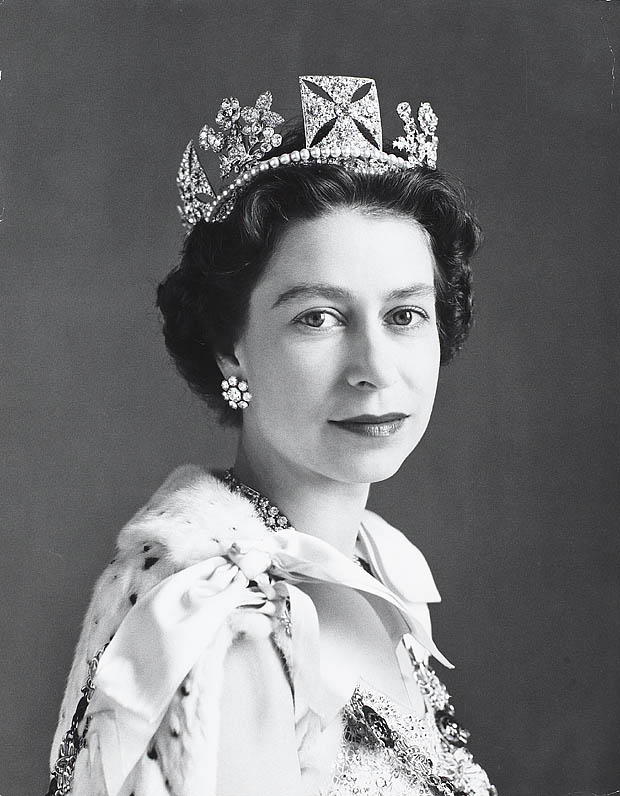 queen-elizbeth-II-portrait-crown