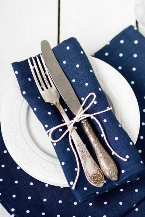 polka-dot-linen-dinner-napkins