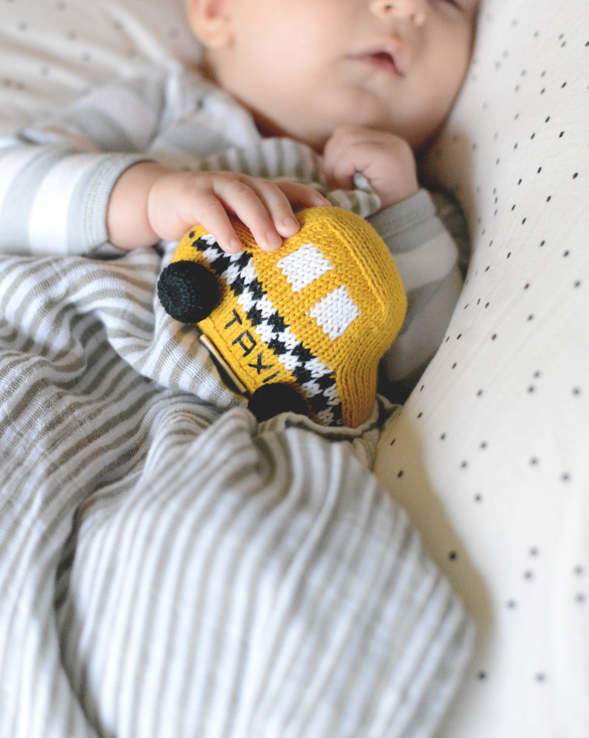 taxi-baby-rattle-knit