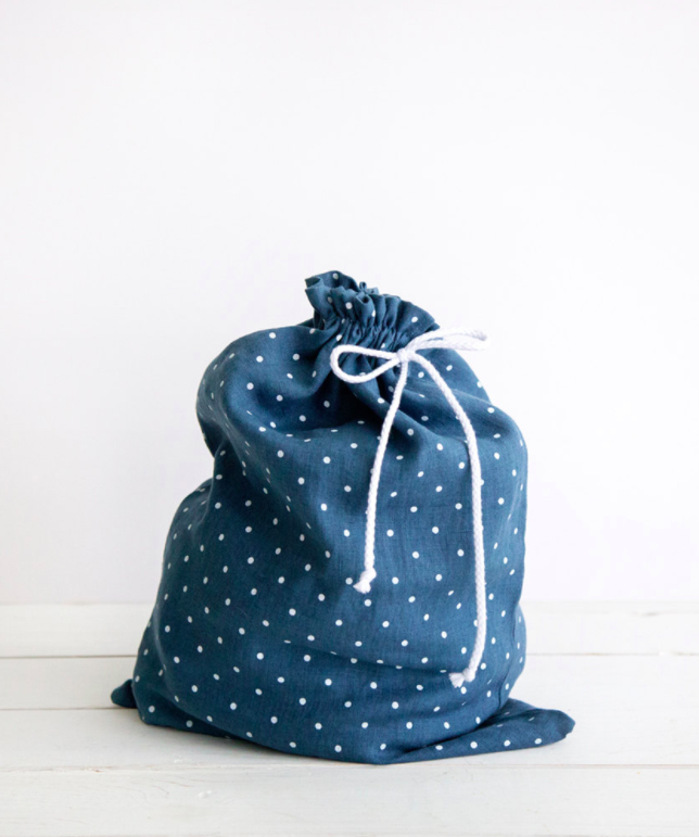 polka-dot-linen-lingerie-laundry-bag