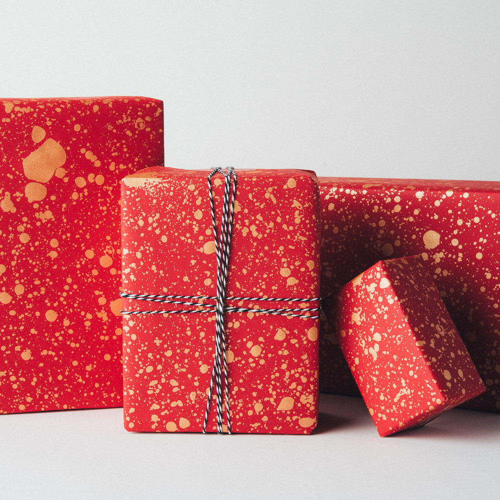 red-gold-splatter-drops-gift-wrapping-paper