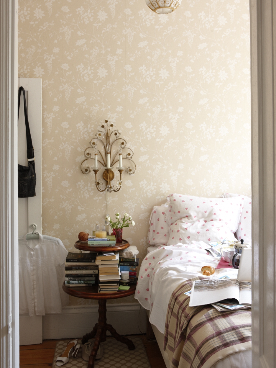 Rita Konig New York Bedroom Floral Wallpaper Plaid Throw Blanket D Porthault Heart Sheets