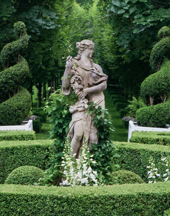 Design & Style: A Constant Thread by Carolyne Roehm Book Formal Garden Statue