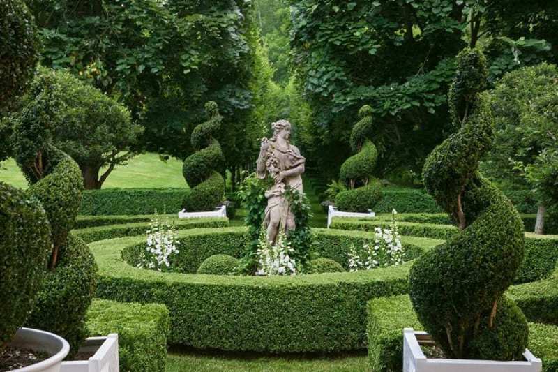 Design & Style: A Constant Thread by Carolyne Roehm Book Formal Garden Statue