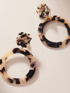 The Daily Hunt: Tortoise Flower Hoops and more!