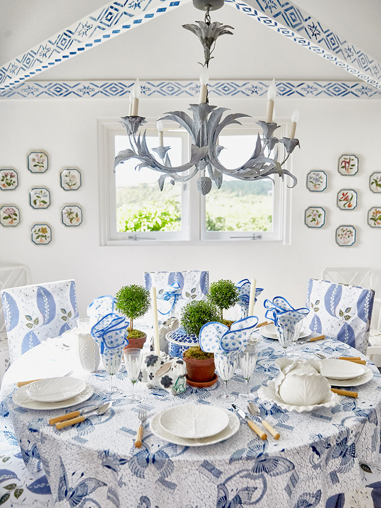 tory-burch-dodie-thayer-lettuce-ware-cabbage-dining-room-table-setting-blue