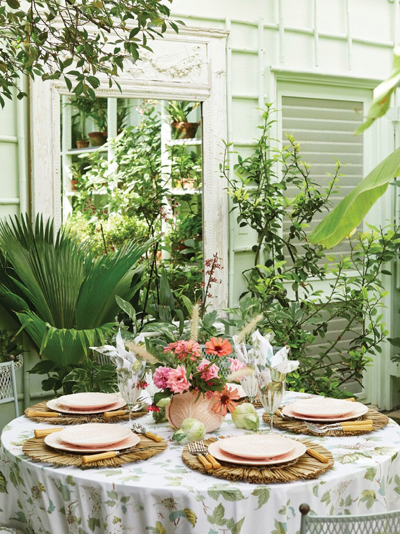 tory-burch-table-setting-garden-room-dining -dodie-thayer-lettuce-ware-cabbage-pink-raffia-place-mats
