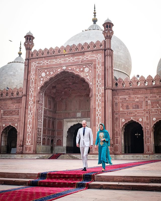 Duke and Duchess of Cambridge on their Royal Tour of Pakistan. Love Kate Middleton's style.