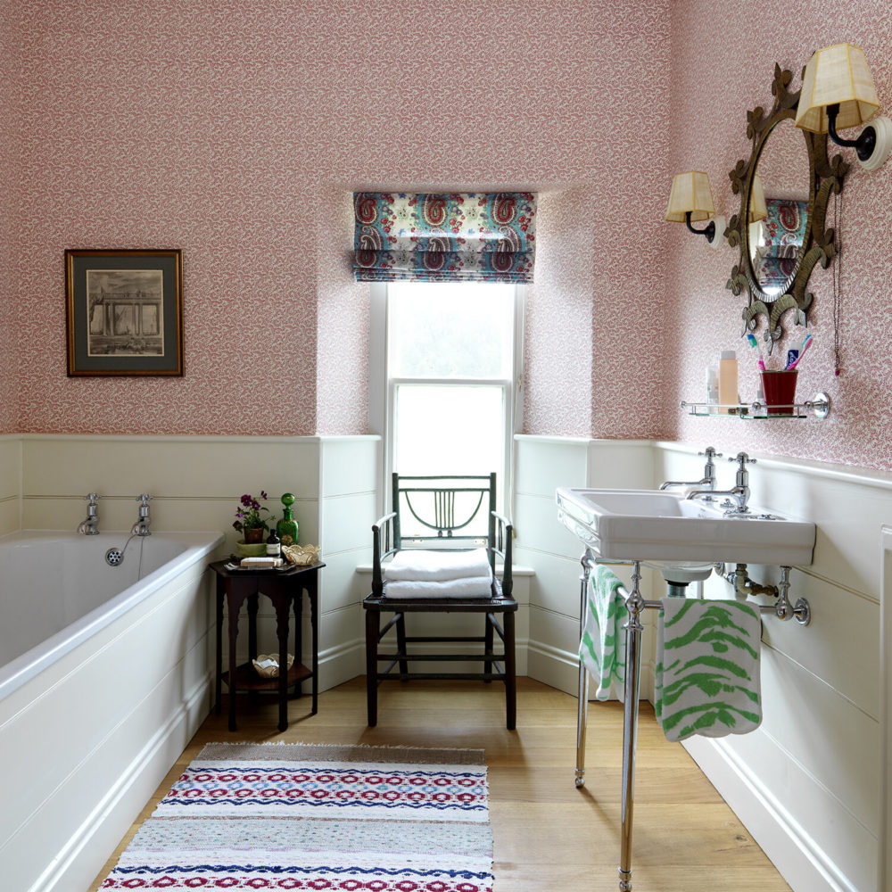bathroomredwallpaperdporthaultzebratowelsbuiltinbathtubrita