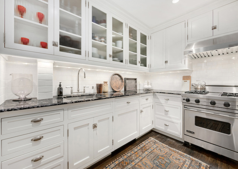 Gil Schafer New York apartment kitchen white subway tile backsplash